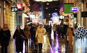 Prošetajte s nama ulicama: Kišni petak u Sarajevu i praznični duh grada