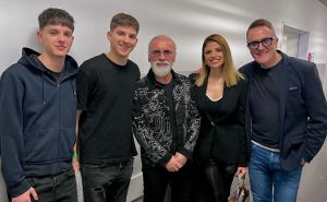 Tarik Filipović objavio fotografiju nakon Merlinovog koncerta: "Bajka. Merlin i četvero Filipovića"