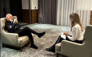 Mlada voditeljica šokirala Dinu Merlina tokom intervjua: ‘Ma gdje ste to našli!?‘