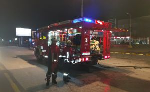 Besana noć za sarajevske vatrogasce: Gorjela dva automobila na Grbavici