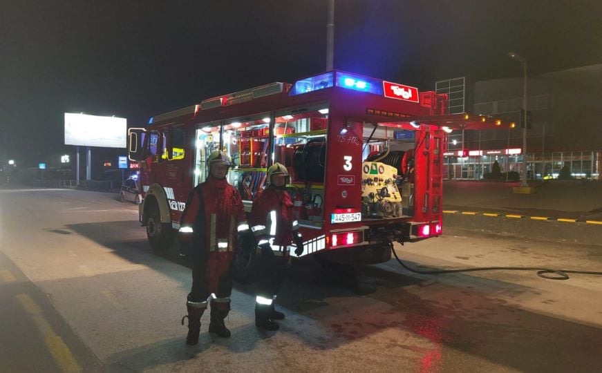 Besana noć za sarajevske vatrogasce: Gorjela dva automobila na Grbavici