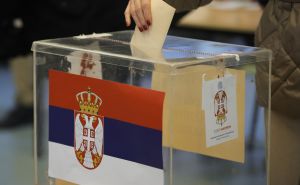 Srbi na biralištima, haos je već počeo: Napadnuta članica izborne komisije