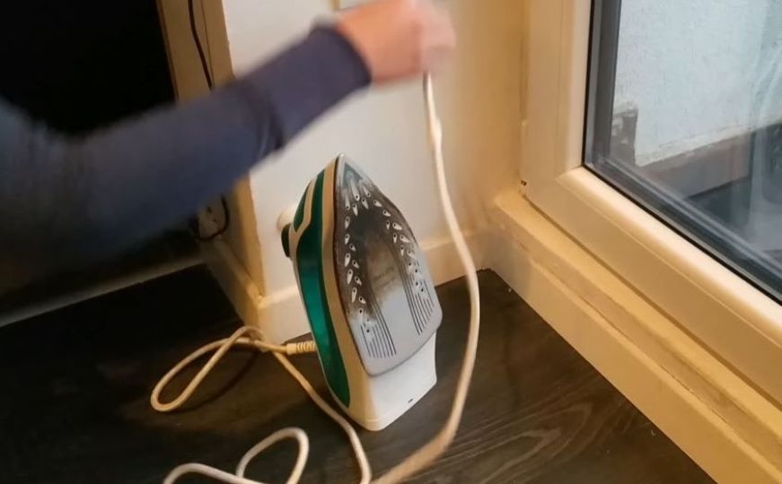 Kako da očistite peglu za 30 sekundi: Super trik sa samo jednim sastojkom