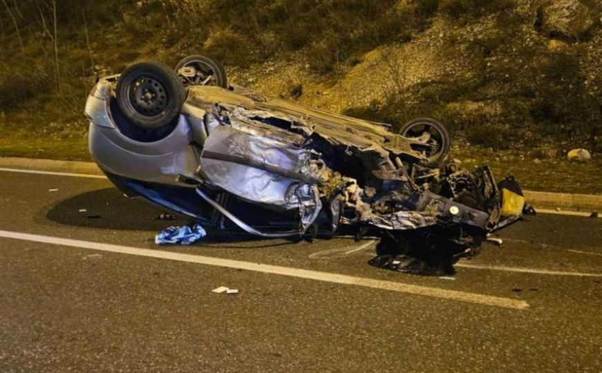 Stravična nesreća u Mostaru: Automobilom udario u brdo i ispao iz njega