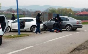 Novi slučaj bijega organima gonjenja u BiH: Sa lisicama na rukama odšetao se iz policijske stanice