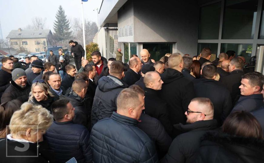 Gužva ispred Suda BiH, uskoro počinje glavni pretres u procesu protiv Milorada Dodika