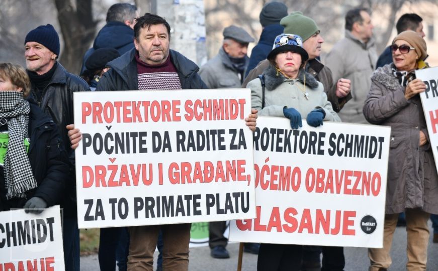Održani protesti ispred OHR-a: Schmidt mora nametnuti izmjene Izbornog zakona BiH