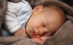 Zaboravite neprospavane noći: Beba će bolje spavati ako provodi puno vremena u ovom položaju