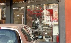 Razbijeni izlozi, bačena crvena farba na brojne pekare Manja u Sarajevu