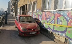 Obrušila se fasada u centru Sarajeva, oštećen automobil