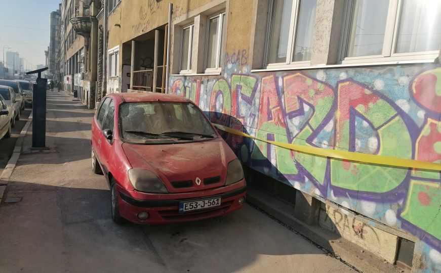 Obrušila se fasada u centru Sarajeva, oštećen automobil