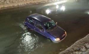 Izbjegnuta tragedija u BiH: Pukla mu guma na vozilu pa sletio u kanal rijeke