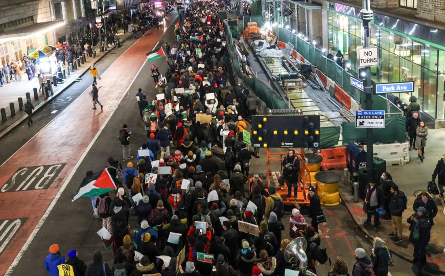 U New Yorku hiljade ljudi traži prekid rata u Gazi: Prozvali političare zbog proizraelskih lobiranja