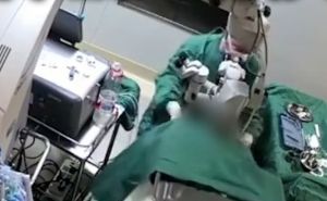 Hirurg iz Kine tukao pacijenticu tokom operacije: Ona oslijepila i dobila - 64 eura odštete?!