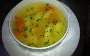 Toplina tradicije: Recept za sočnu pileću supu s noklicama