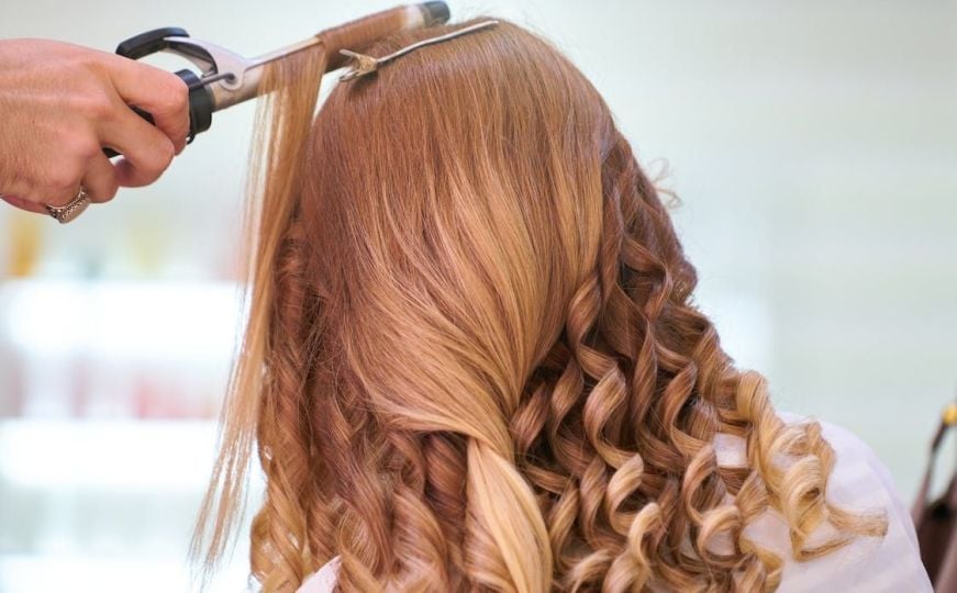 Frizerka od Kim Kardashian otkriva kako držati peglu i uvijač za kosu da dobijete savršenu frizuru