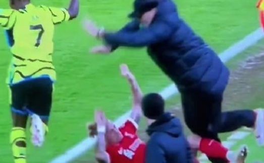 Bizarna situacija: Fudbaler Liverpoola se povrijedio nakon sudara s Jurgenom Kloppom