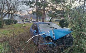 Saobraćajna nesreća u Tuzli: Automobilom udario u autobusko stajalište