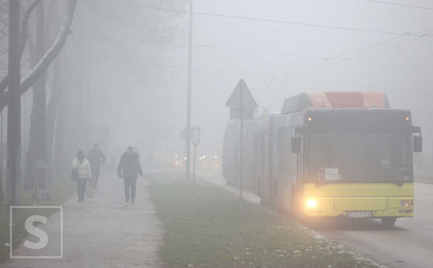 Vozači, oprez: Magla i ovog jutra smanjuje vidljivost, učestali odroni na više putnih pravaca