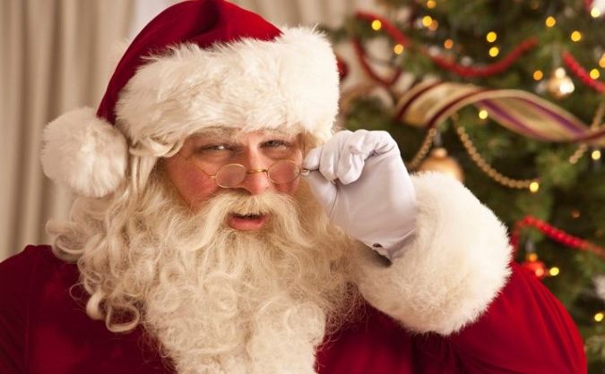 Pijani Djeda Mraz u Njemačkoj nosio poklone pa se automobilom zabio u kuću