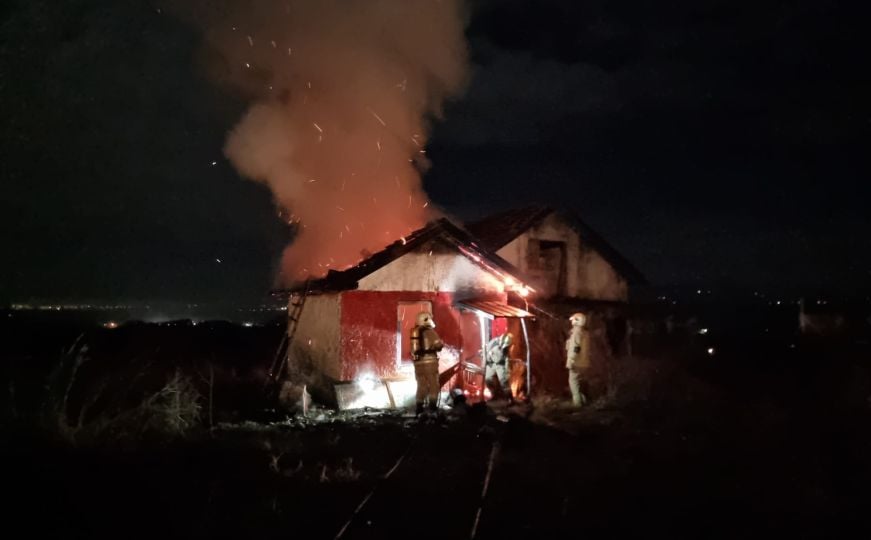 Požar kod Prijedora: Vatra zahvatila kuću, intervenirali vatrogasci