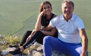 Objavljena nova fotografija Mamićeve djevojke: Jelena u noćnom provodu s buketom ruža i bez Zdravka