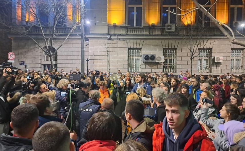 Novi protesti nakon izbora u Srbiji: Beogradom odjekuje 'Vučiću lopove'