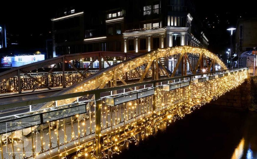 Svjetlosna čarolija: Prelijepi prizori okićenih mostova u Sarajevu
