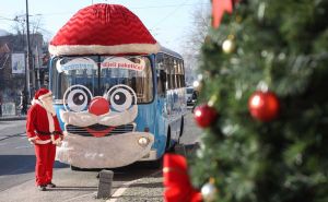 Ulice Sarajeva u prazničnom duhu: Poseban novogodišnji autobus razveseljava najmlađe građane