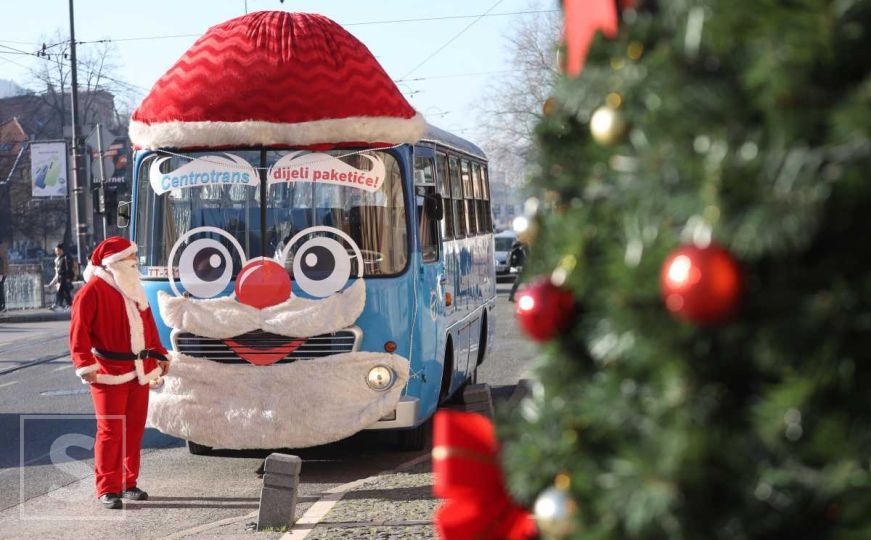 Ulice Sarajeva u prazničnom duhu: Poseban novogodišnji autobus razveseljava najmlađe građane