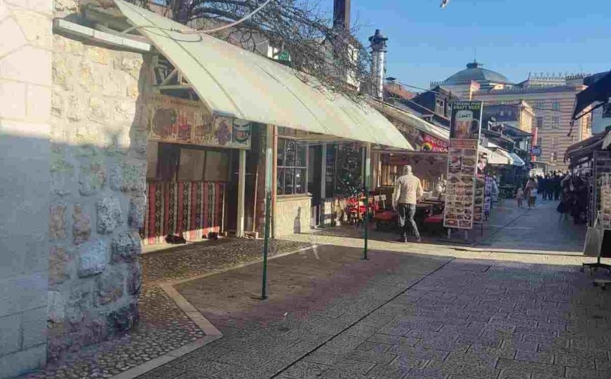 Uklonjena bašta kafića u centru Sarajeva: Stajala uz Baščaršijsku džamiju