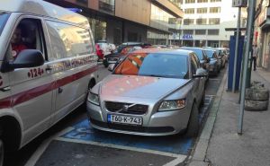 Još jedan slučaj u Sarajevu: "Parking papak" zauzeo mjesto vozila Hitne pomoći u centru grada