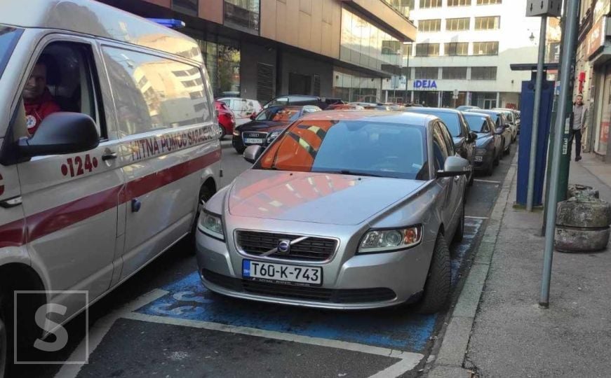 Još jedan slučaj u Sarajevu: "Parking papak" zauzeo mjesto vozila Hitne pomoći u centru grada