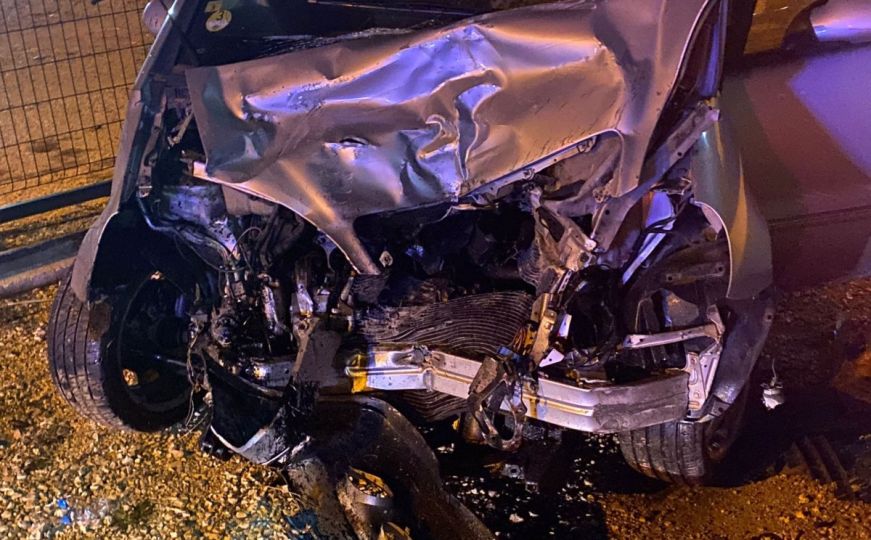 Teška nesreća u Raštanima: Jedna osoba hitno prevezena u bolnicu, prednji dio Mercedesa smrskan