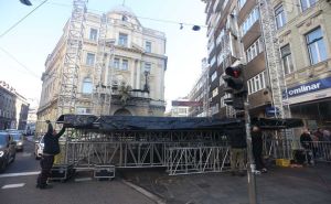 U iščekivanju novogodišnjeg spektakla: Počelo postavljanje bine ispred 'Vječne vatre'