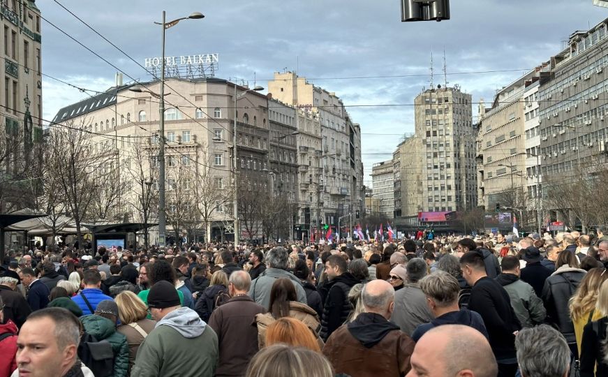 Na protestu u Beogradu 30.000 ljudi: Građani zablokirali grad i uzvikuju 'Vučiću, lopove'
