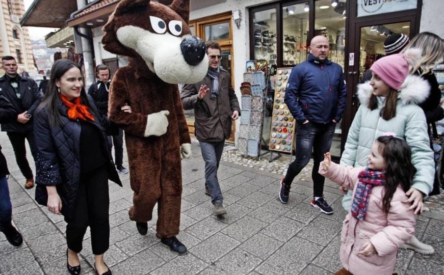 Vučko i gradonačelnica Karić prošetali Baščaršijom: Novogodišnja atmosfera u Sarajevu na vrhuncu