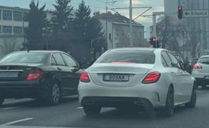 Fotografija Mercedesa na saobraćajnici u Sarajevu postala viralna: "Imaš fenomenalne tablice"