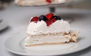 Napravite Pavlovu tortu za Novu godinu. Slatka poslastica za prste polizati u novogodišnjoj noći