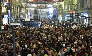 Iščekivanje novogodišnjeg spektakla: Titova ulica puna, građani spremni za doček 2024. godine