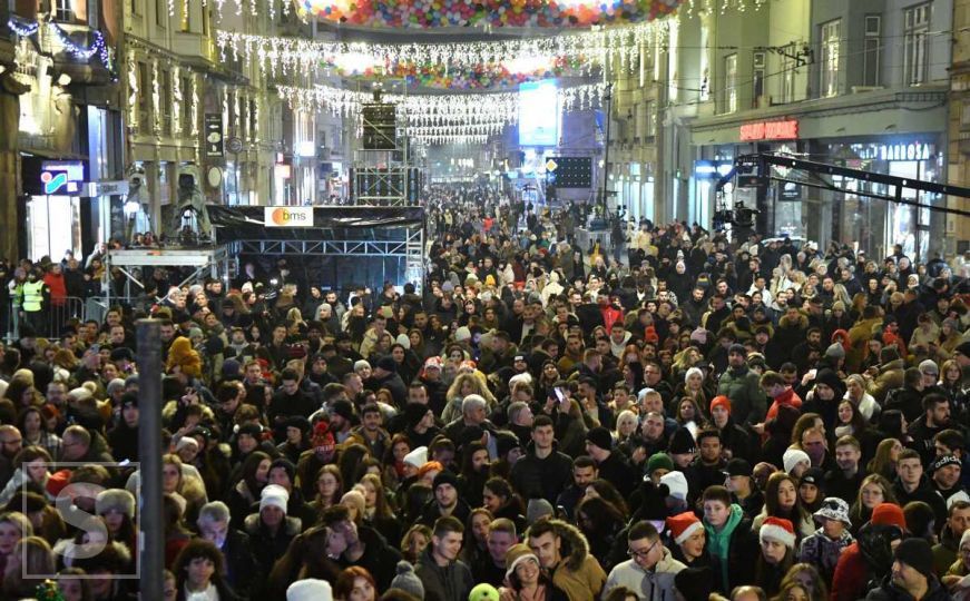 Iščekivanje novogodišnjeg spektakla: Titova ulica puna, građani spremni za doček 2024. godine