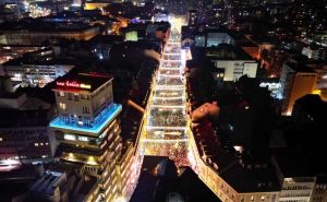 Novogodišnja zabava počela: Pogledajte kako izgleda Titova ulica u Sarajevu snimljena dronom