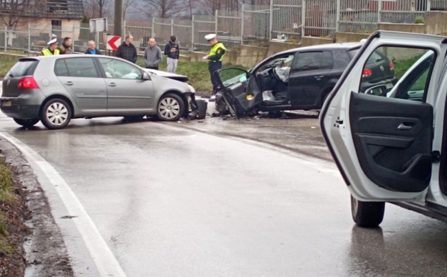 Teška nesreća u BiH: Sudar dva automobila, među povrijeđenim i maloljetnici
