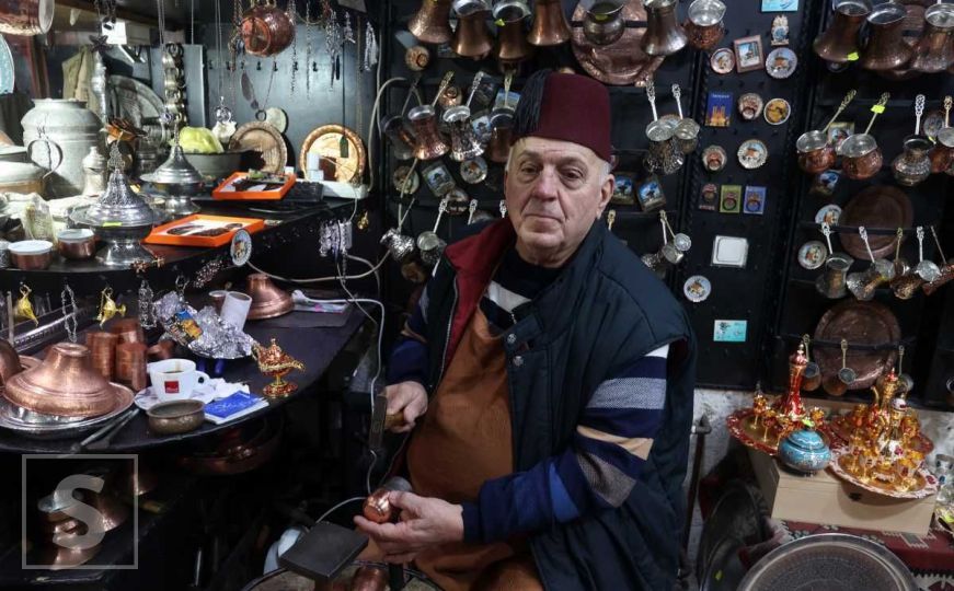 Sarajevo prepuno turista, najstariji kazandžija na Baščaršiji poručuje: "Vri k'o u košnici"