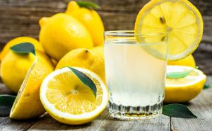 Žena je pila toplu vodu s limunom svako jutro godinu dana: Ovo je njeno iskustvo