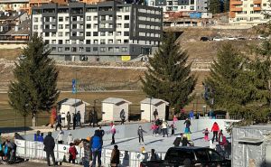 Sunčan dan na Bjelašnici: Najmlađi uživaju u igrama na ledu