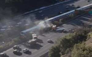 Teška željeznička nesreća u SAD: Voz iskočio iz šina i zapalio se