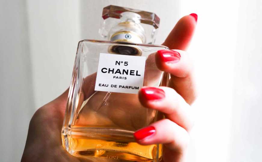 Jeste li probali trend nošenja dva parfema istovremeno? Ovako ih spojite i dobijte jedinstven miris