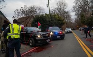 Polili crvenom bojom Blinkenov automobil uz povike: 'Ti si ratni zločinac'