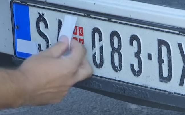Vlada Kosova odlučila: Neće više stavljati naljepnice na vozila s registarskim tablicama iz Srbije